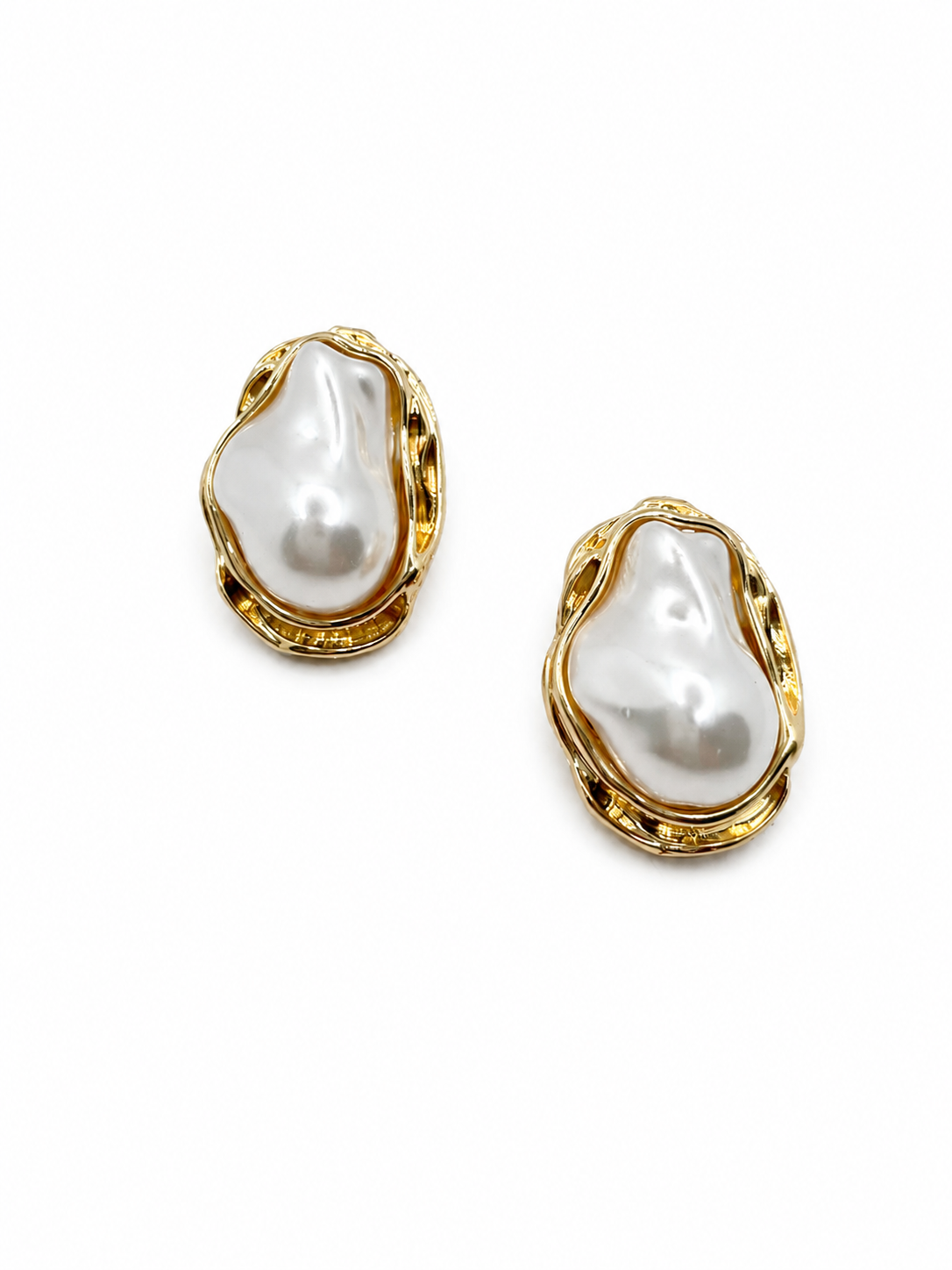 Brincos com pérolas e estrutura dourada