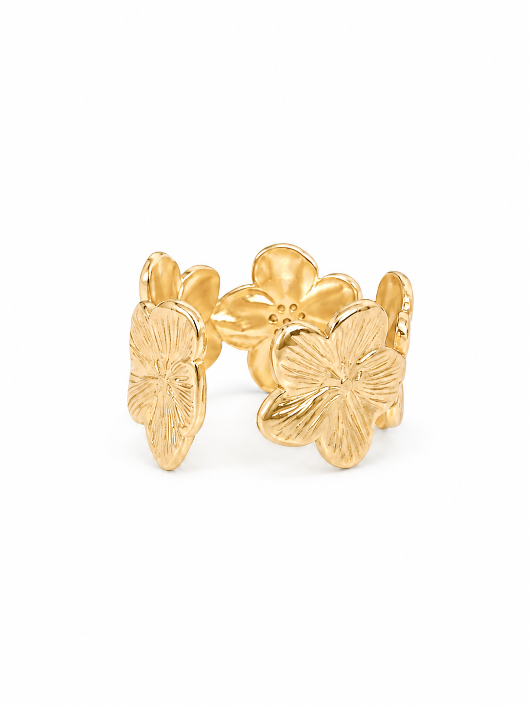 Anel dourado com flores detalhadas e acabamento brilhante