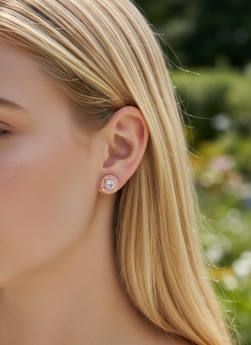 Brinco dourado com detalhe rosa e pedra branca usado na orelha de mulher loira.