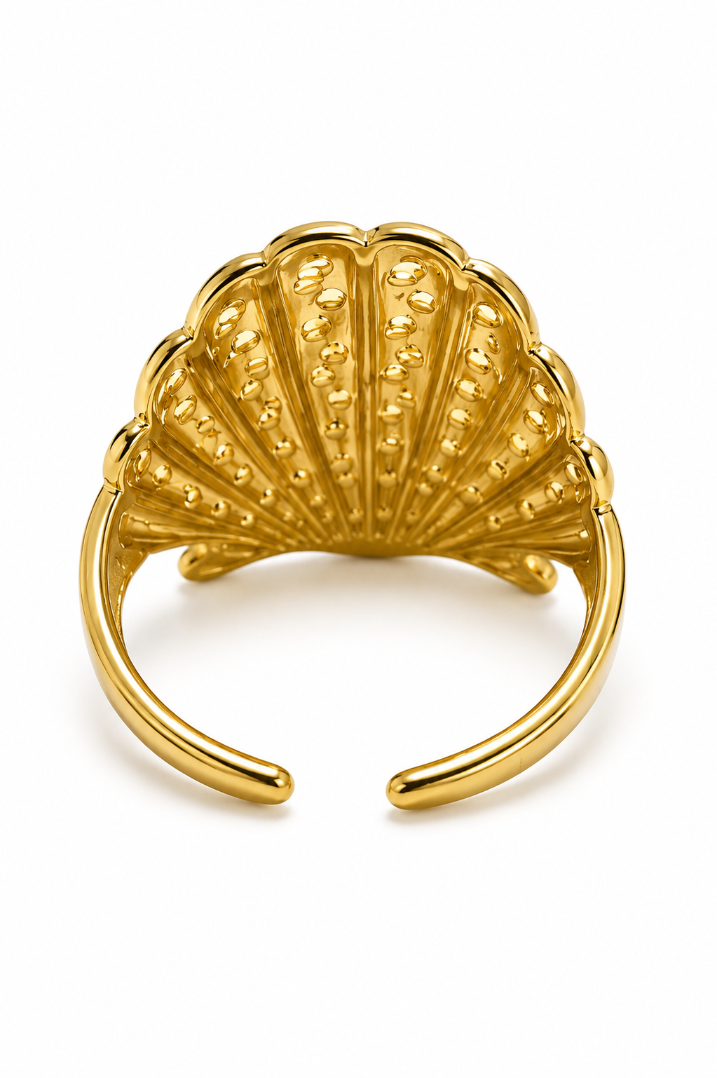Anel dourado em forma de concha com relevos