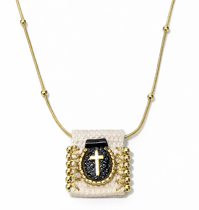Colar com pendente de tecido bege e peça preta com cruz dourada