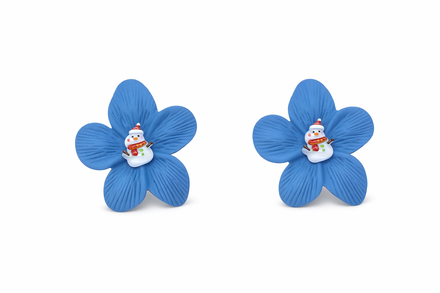 Brincos flor azul com boneco de neve branco no centro