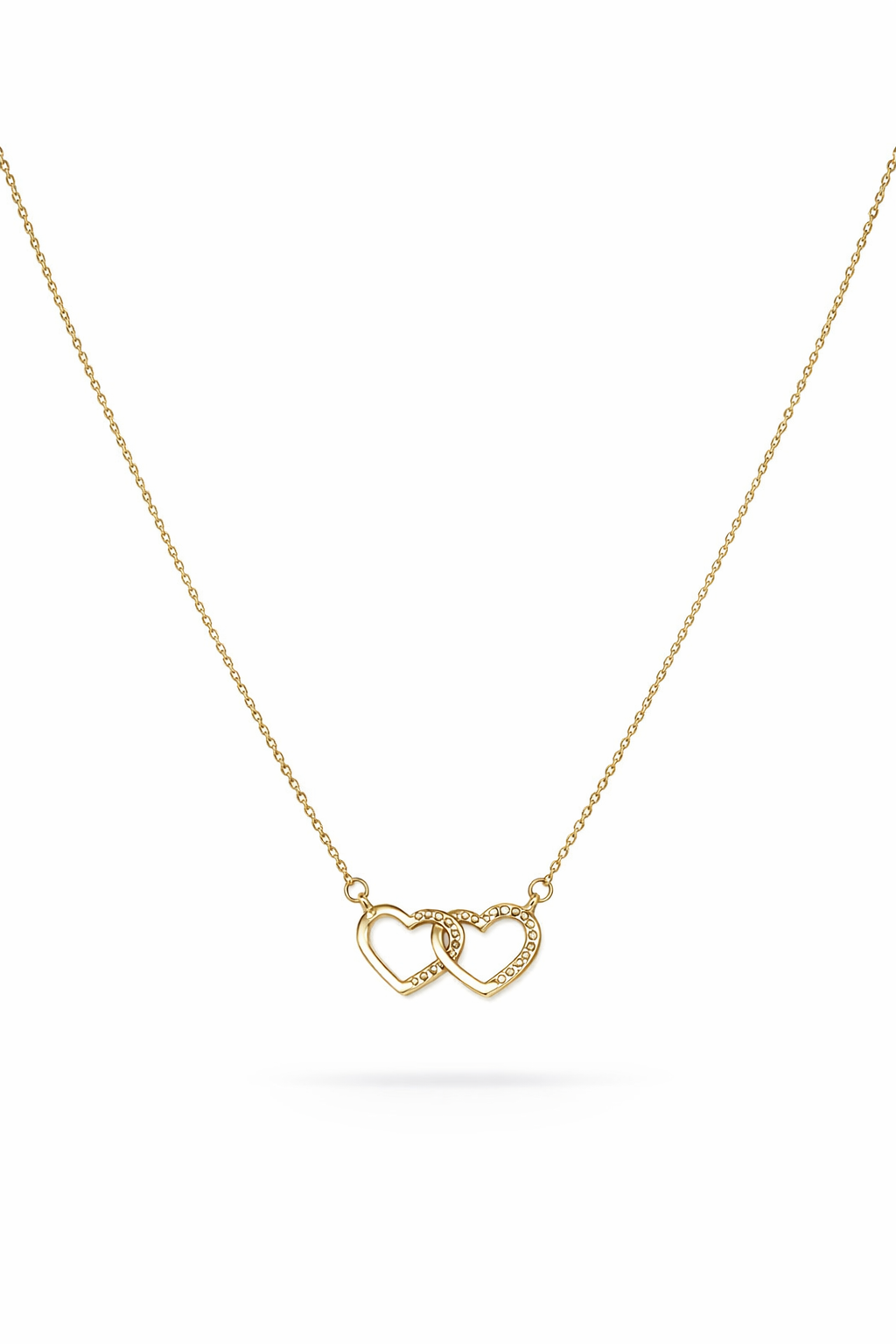 Colar dourado com dois corações entrelaçados