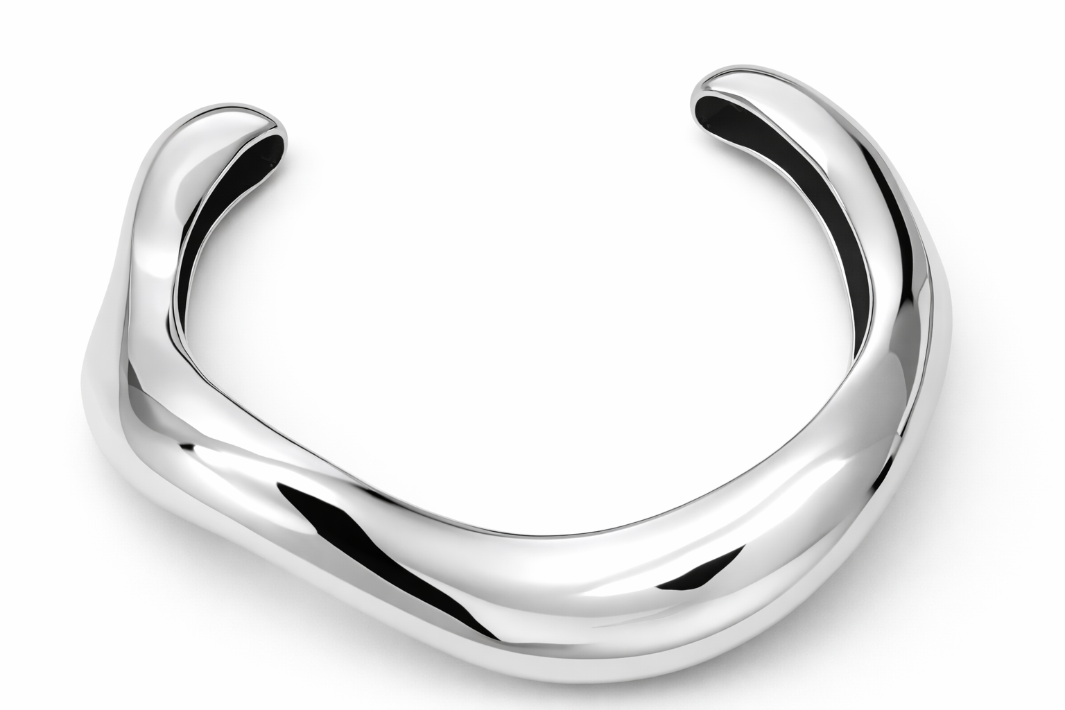 Pulseira metálica prateada de design arredondado e aberto nas extremidades