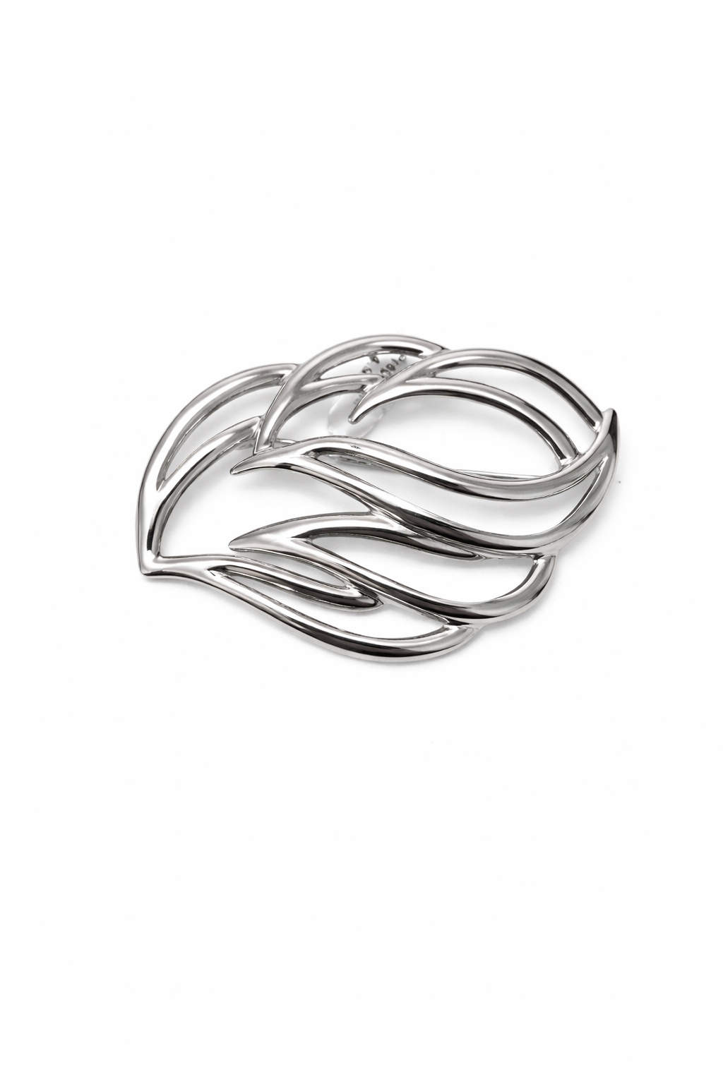 Pregadeira em metal prateado com design abstrato e curvo