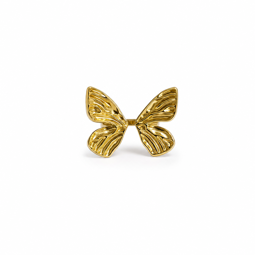 Anel dourado em forma de asas de borboleta com textura ondulada