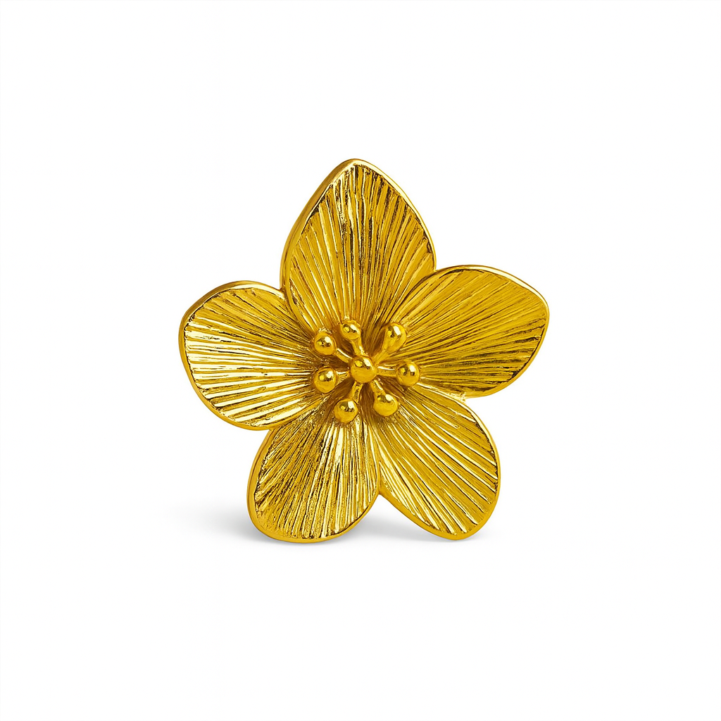 Anel dourado flor com pétalas detalhadas em fundo branco