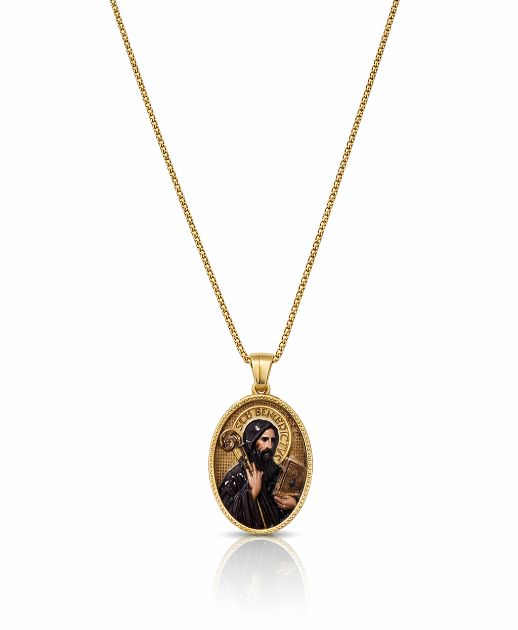 Colar dourado com pendente oval com imagem religiosa e texto SUB BENEDICTA