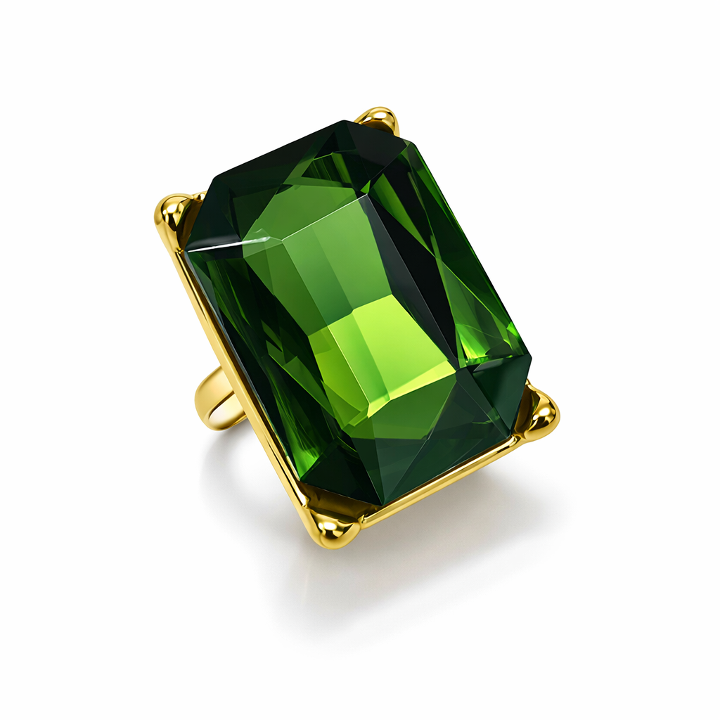 Anel com pedra verde escura retangular e acabamento dourado sobre fundo branco