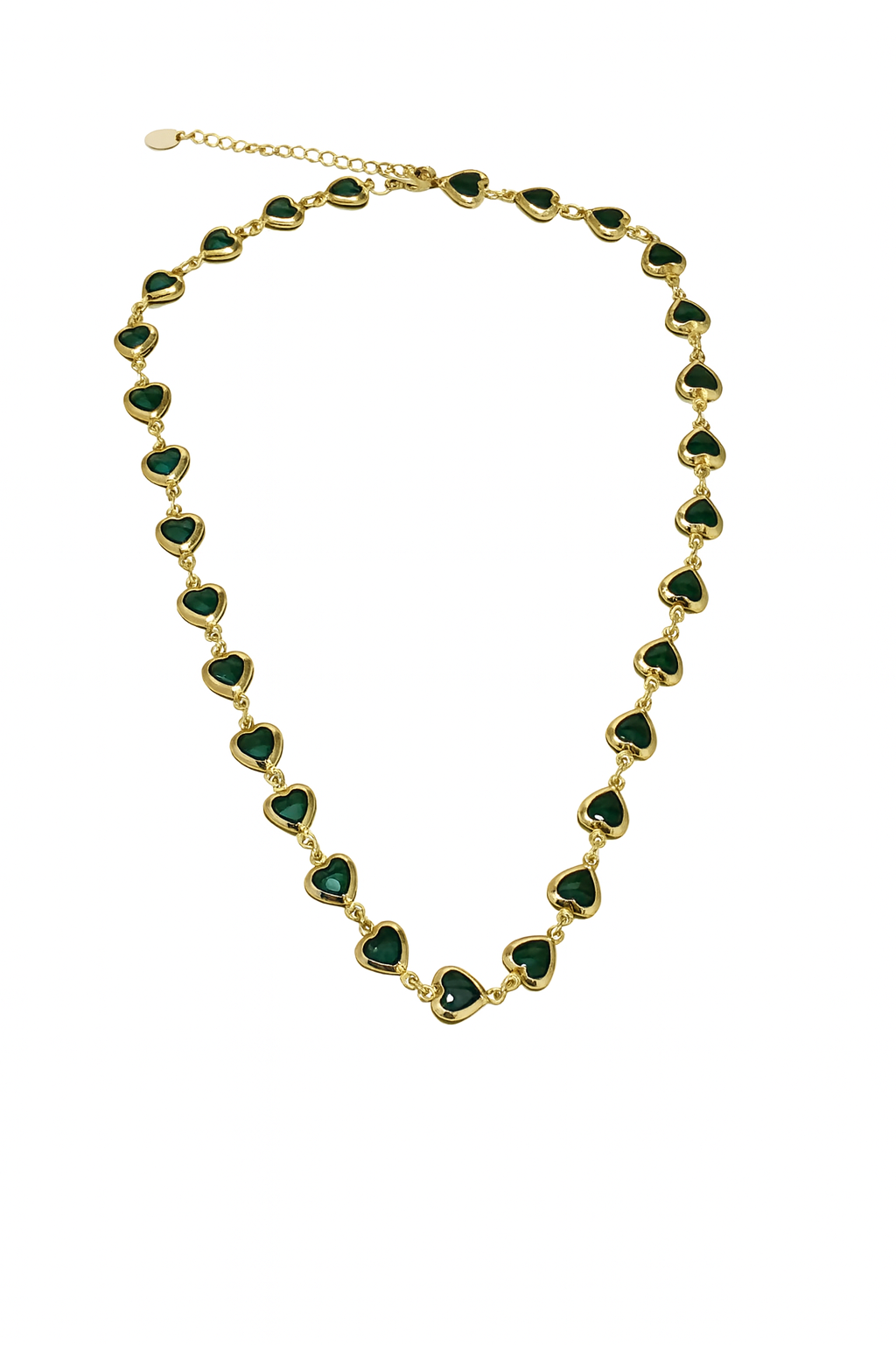 Colar dourado com corações verdes sobre fundo branco