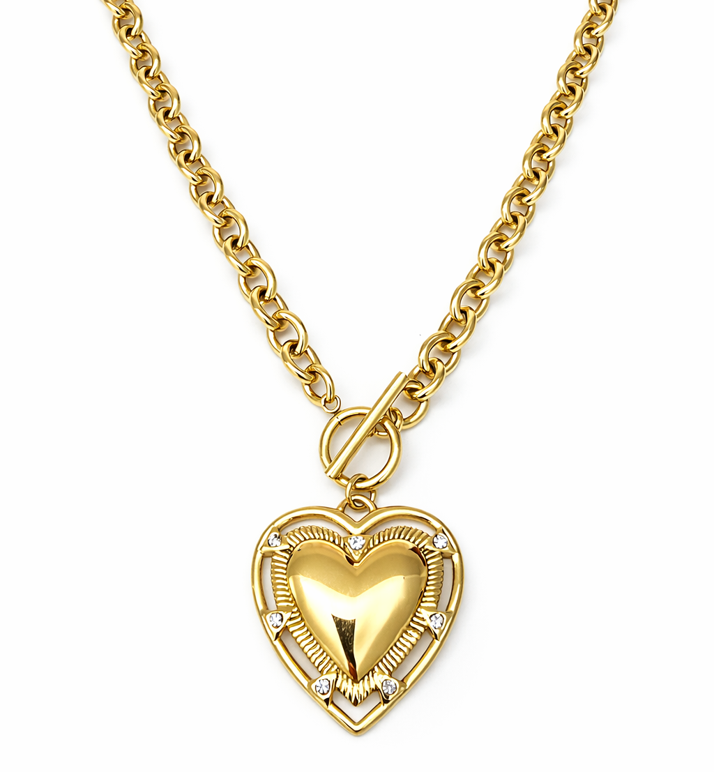 Colar dourado com pendente de coração e pedras brilhantes