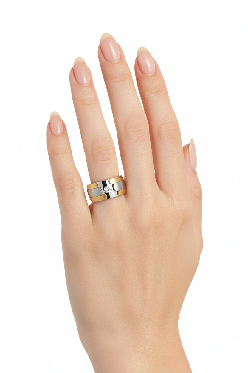 Anel largo bicolor com diamante na mão feminina