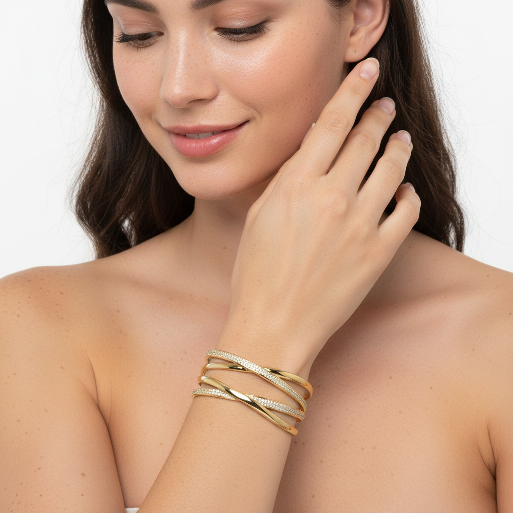 Pulseira dourada feminina com várias voltas e detalhes em cristais no pulso de mulher