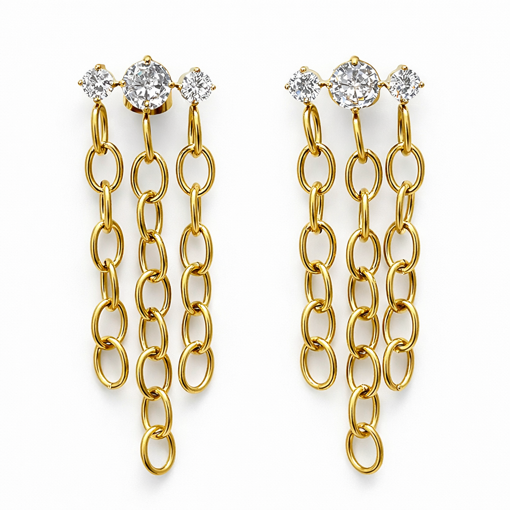 Brincos dourados com correntes e pedras brilhantes, sobre fundo branco