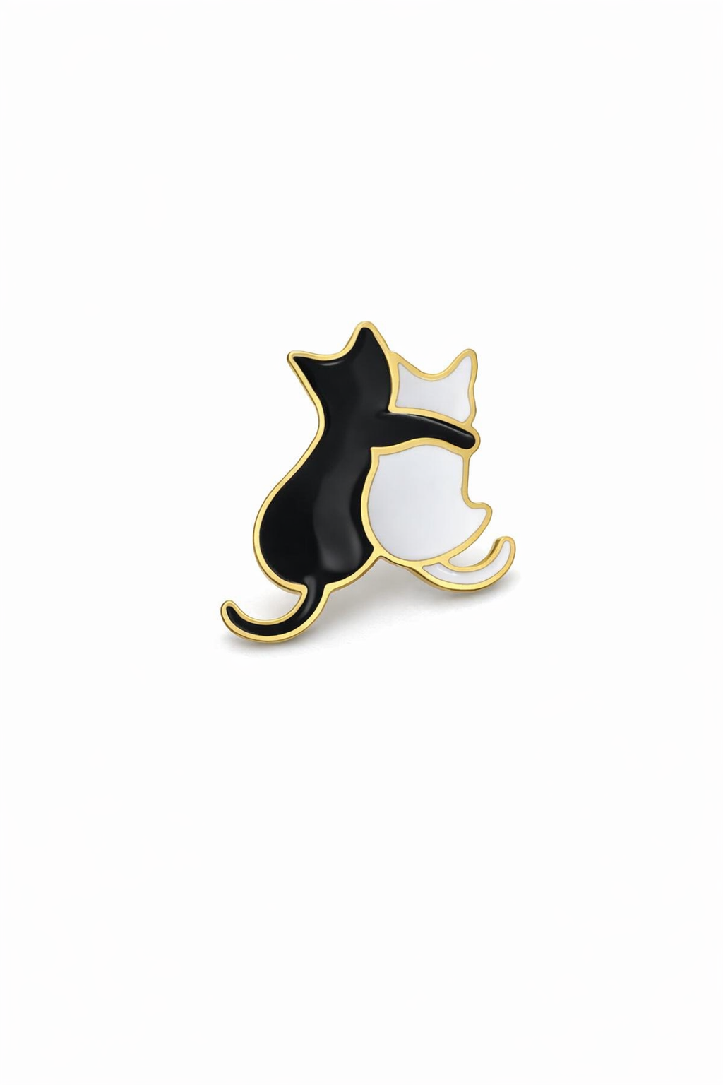 Broche de metal dourado com dois gatos abraçados, um preto e outro branco
