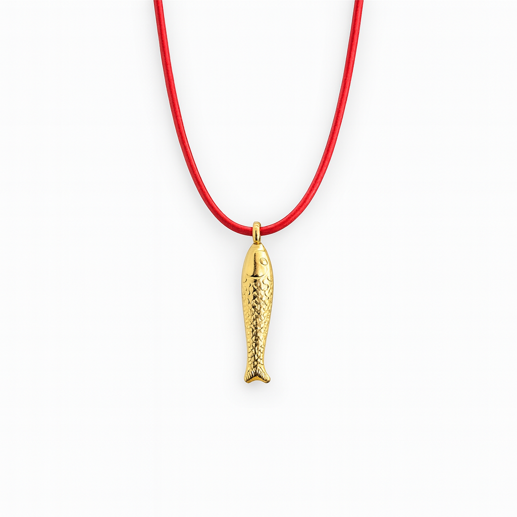 Colar com pendente dourado em forma de peixe e fio vermelho