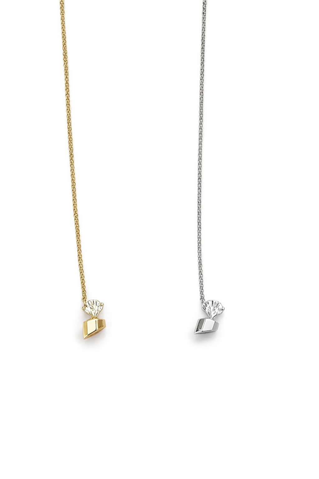 Dois colares com pendentes em forma de diamante, um dourado e outro prateado