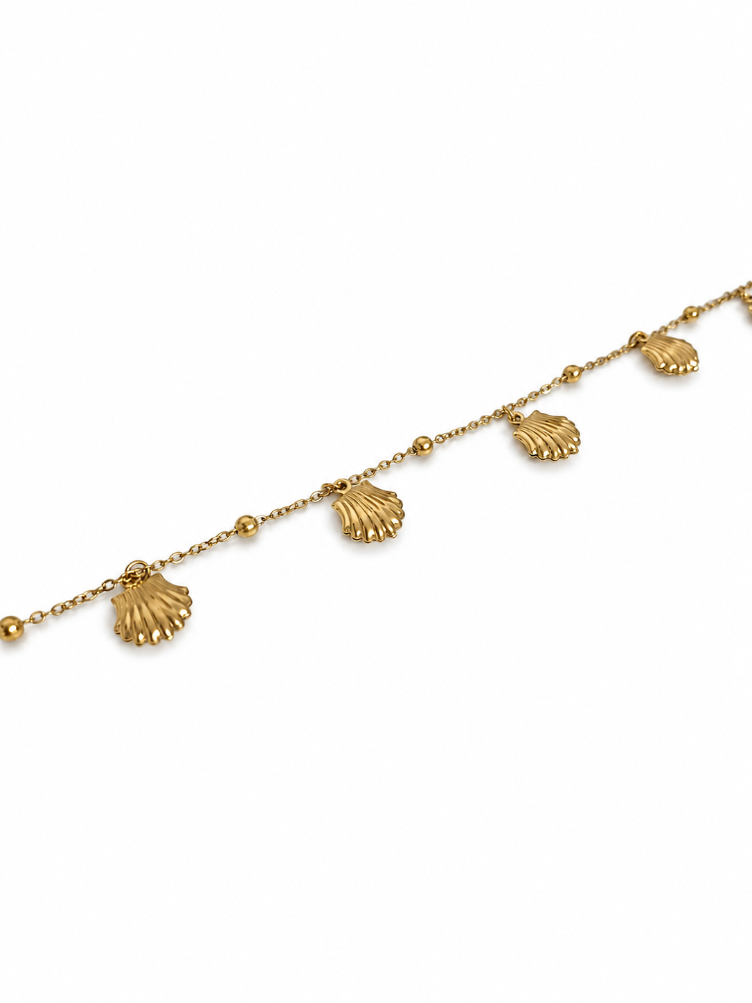 Pulseira dourada com pendentes em forma de concha