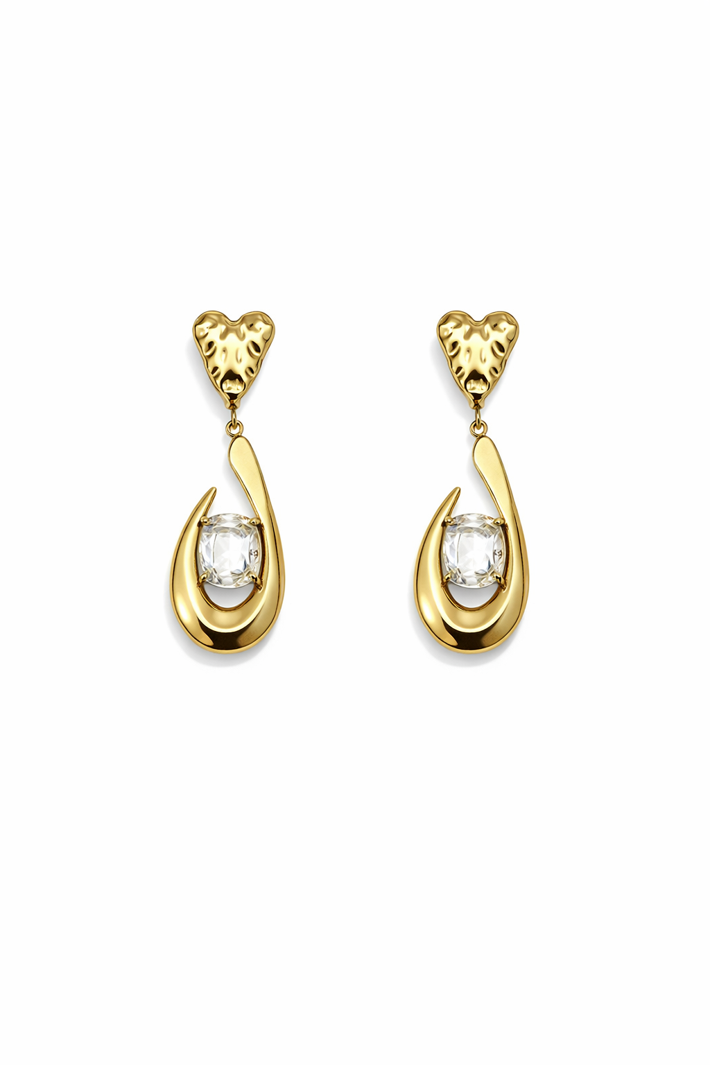 Brincos dourados com coração texturizado e pedra branca.