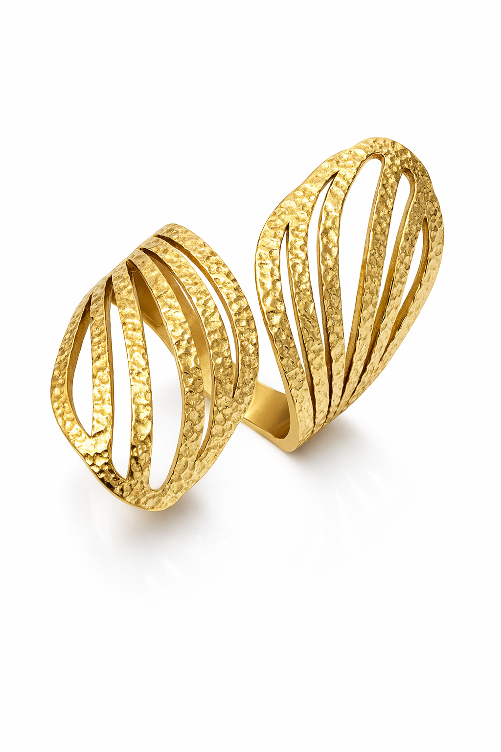 Anel dourado com design aberto e textura martelada