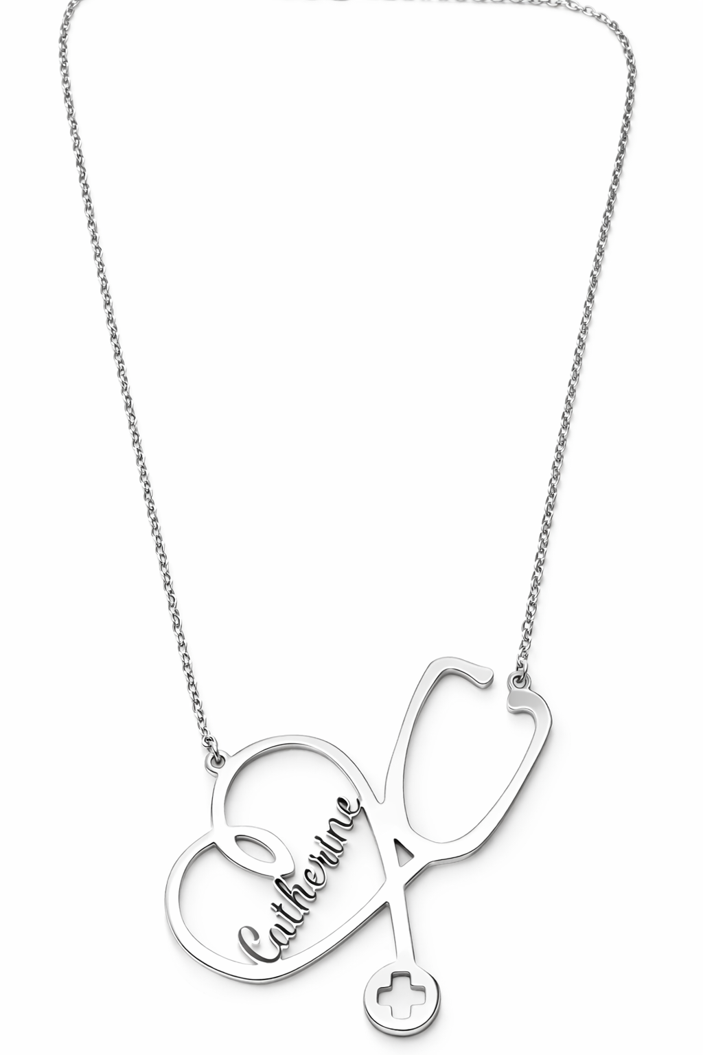 Colar prateado com estetoscópio em forma de coração e nome Catherine