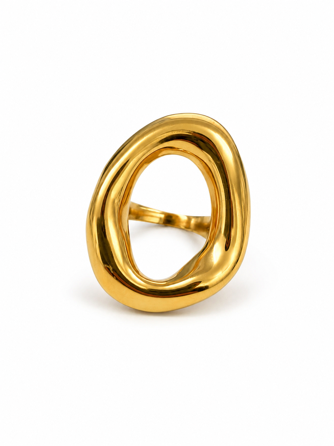 Anel dourado com formato ovalado irregular