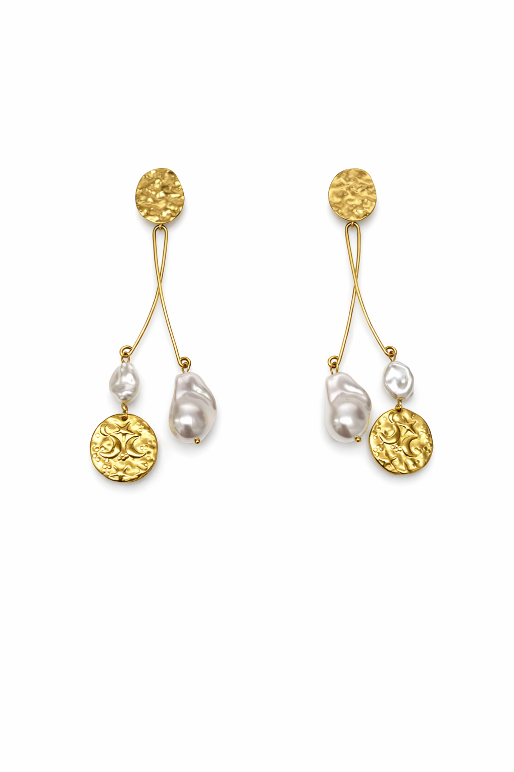 Brincos dourados com pérolas e medalhões texturizados pendentes