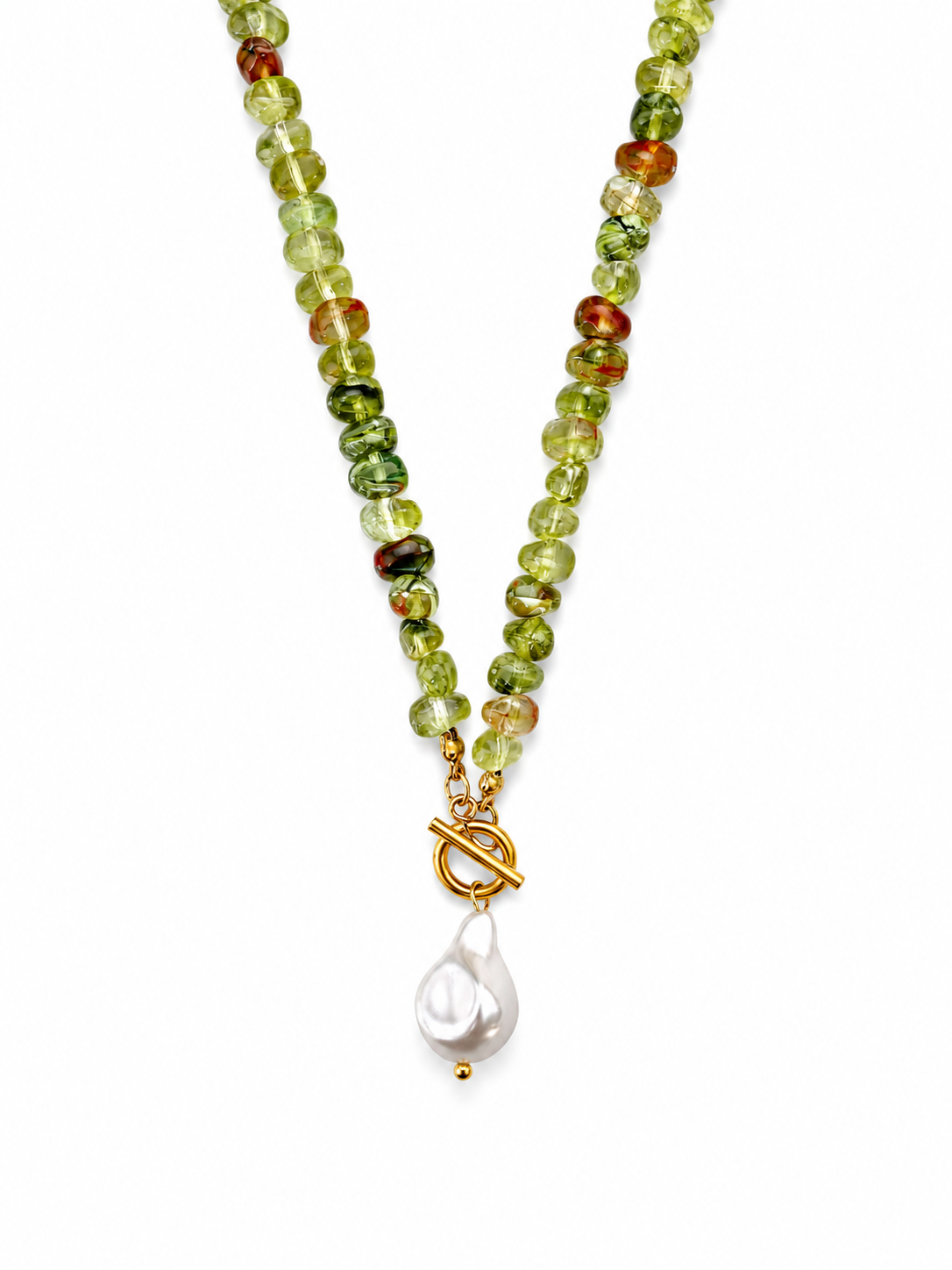 Colar de contas de vidro verdes com pendente em forma de pérola branca e fecho dourado.