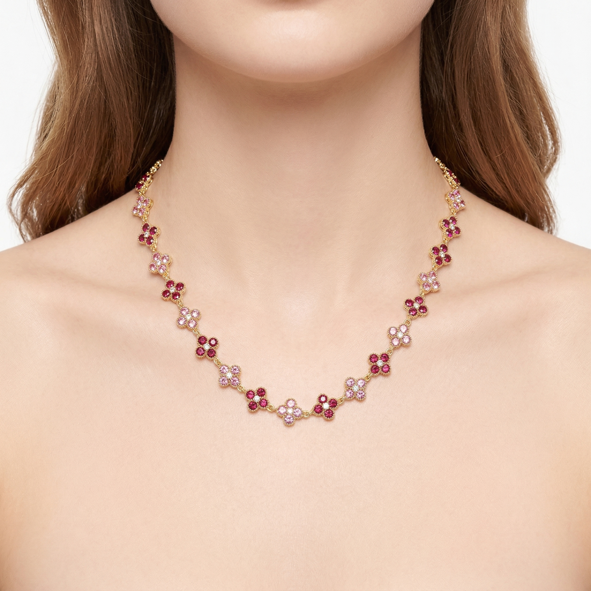 Colar com flores rosa claro e vermelho em metal dourado ao pescoço