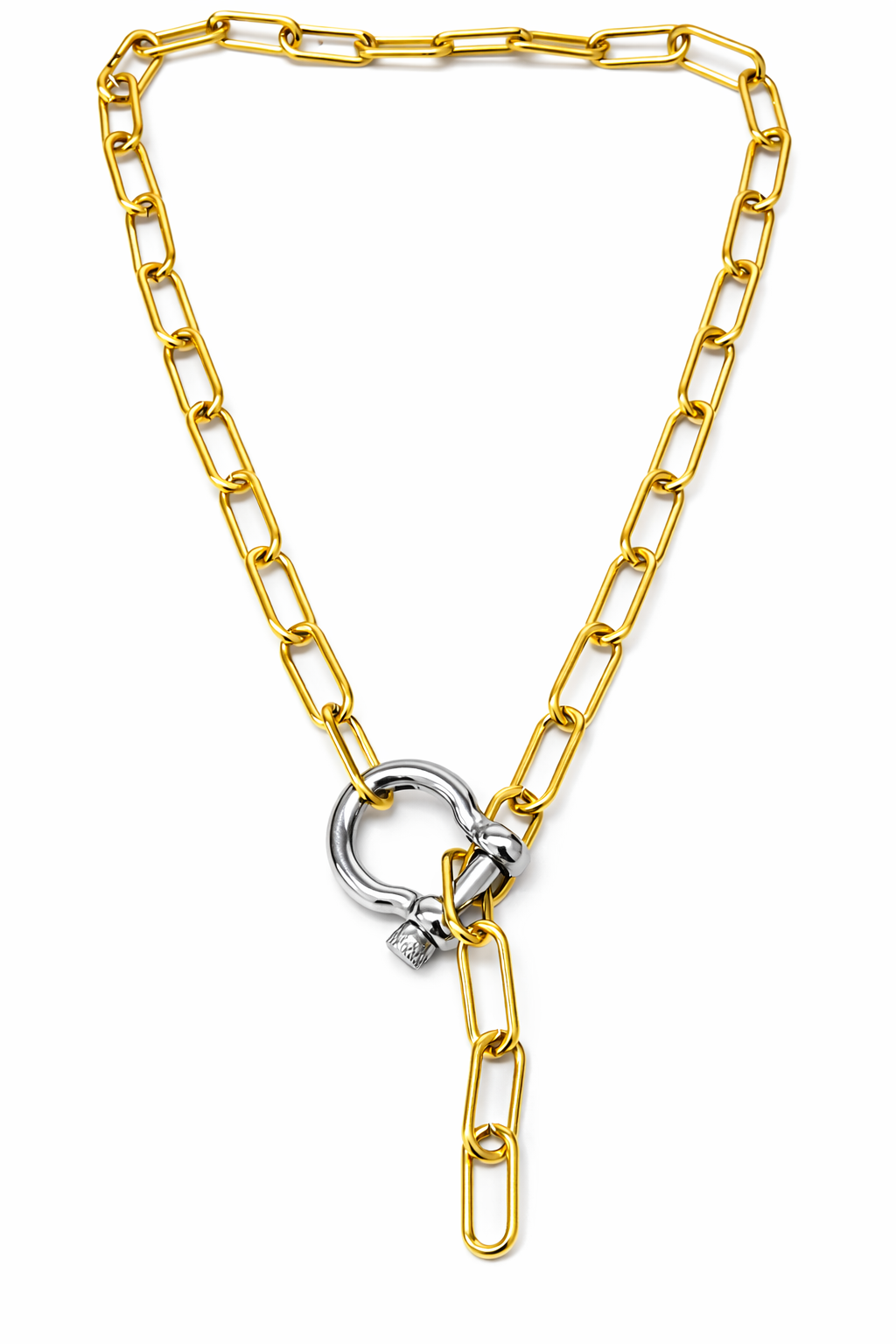 Colar dourado com fecho prateado em fundo branco
