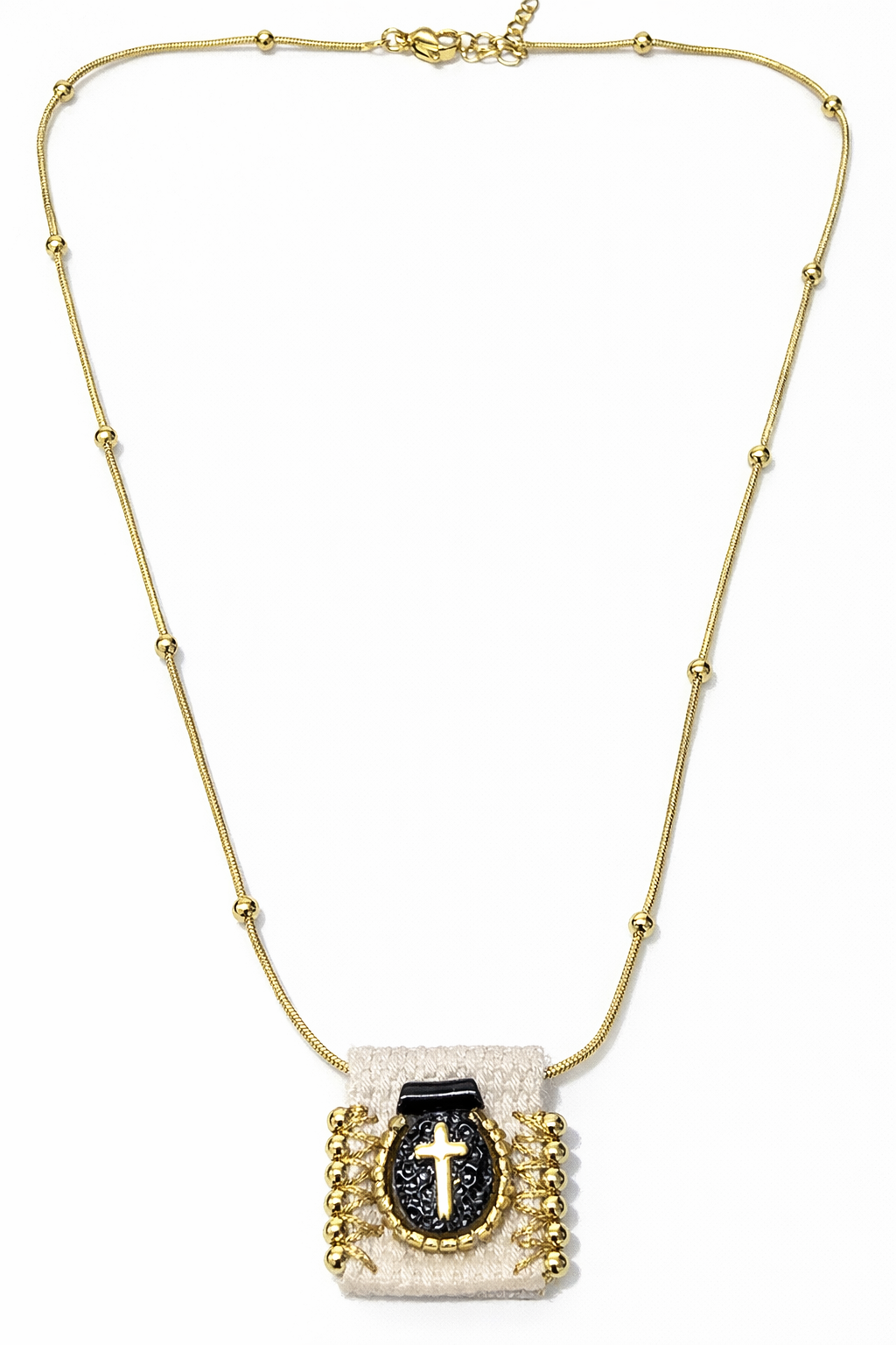 Colar dourado com pendente retangular em tecido creme e cruz dourada central