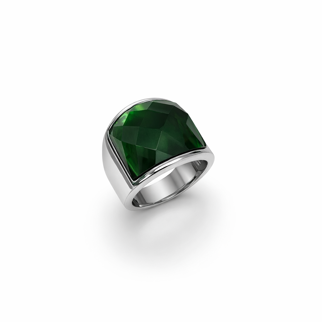 Anel prateado com pedra verde escura facetada