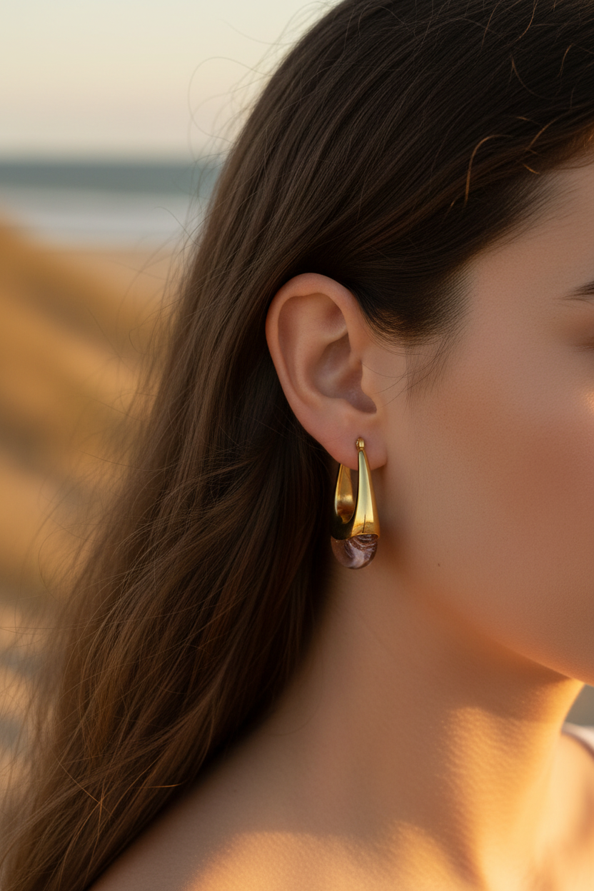 Brinco pendente dourado com pedra rosa em mulher