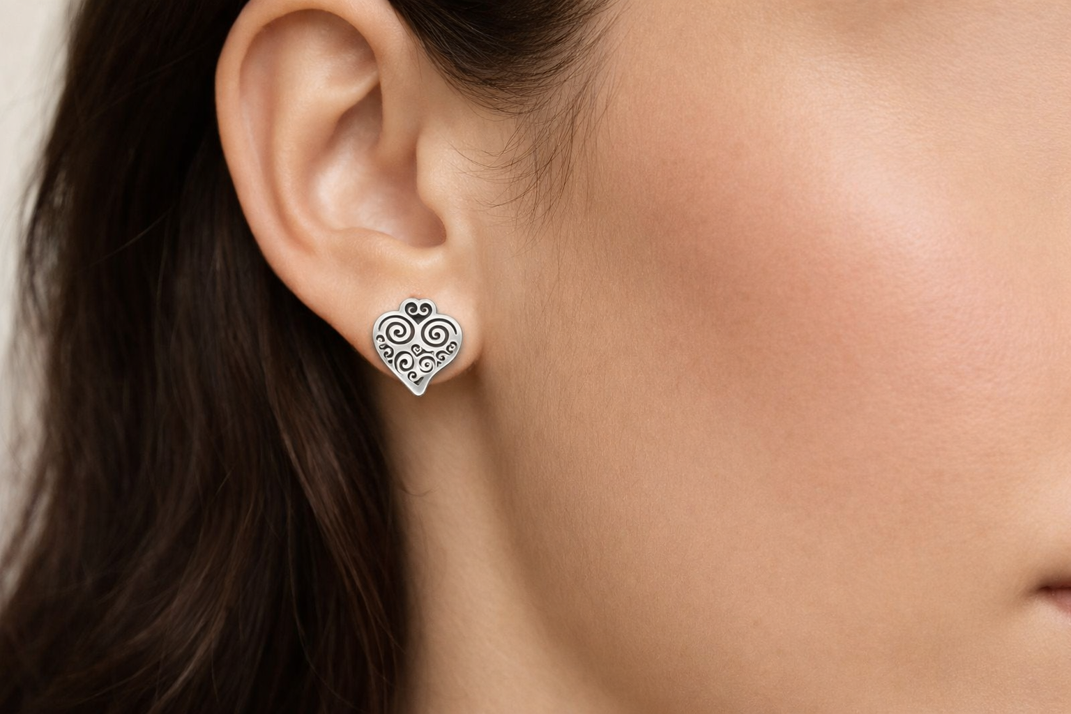 Brinco de prata em forma de coração com arabescos