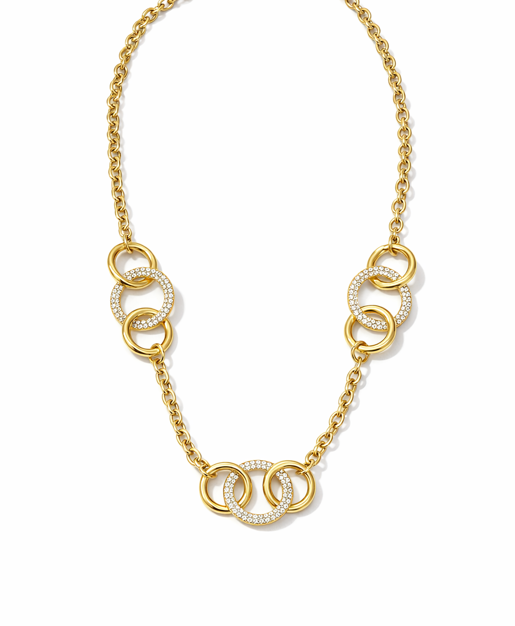 Colar dourado com elos interligados e cristais brilhantes em fundo branco