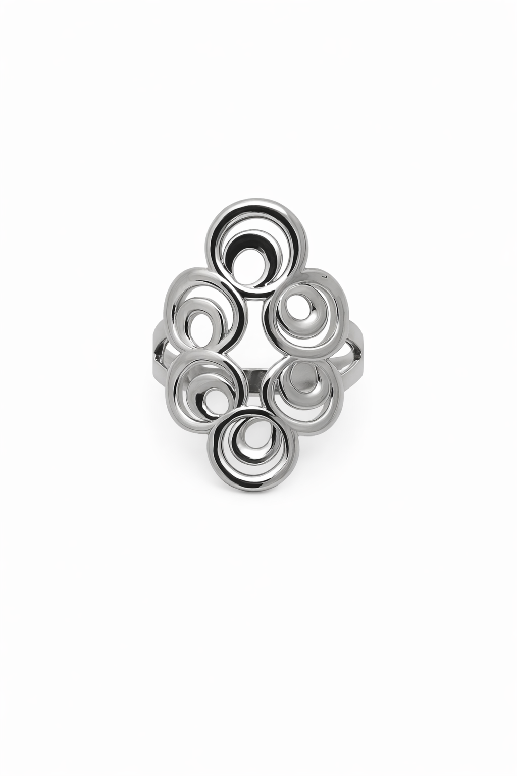 Anel prateado com círculos concêntricos em relevo