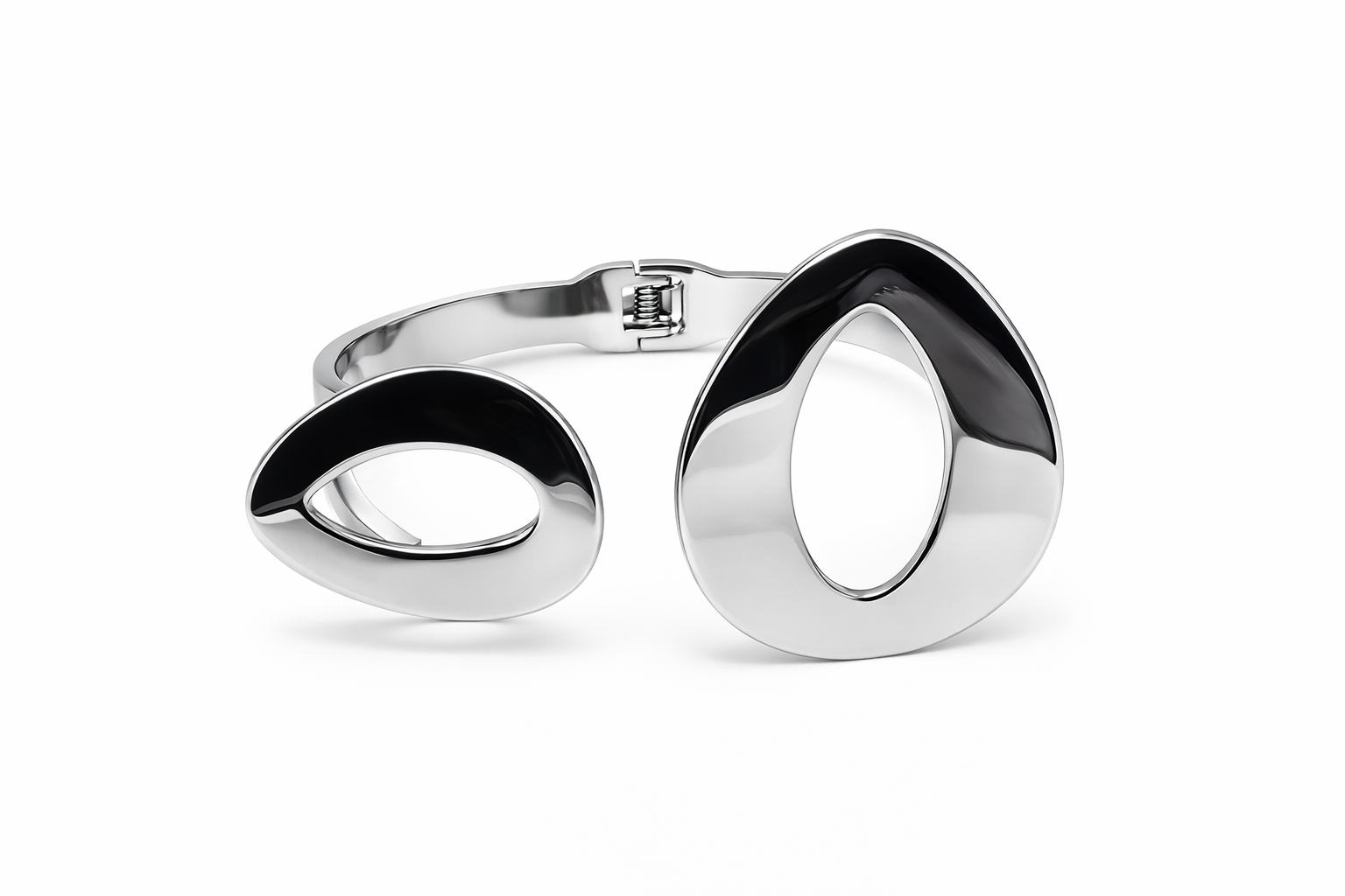 Pulseira metálica prateada com design aberto e dois elementos grandes ocos