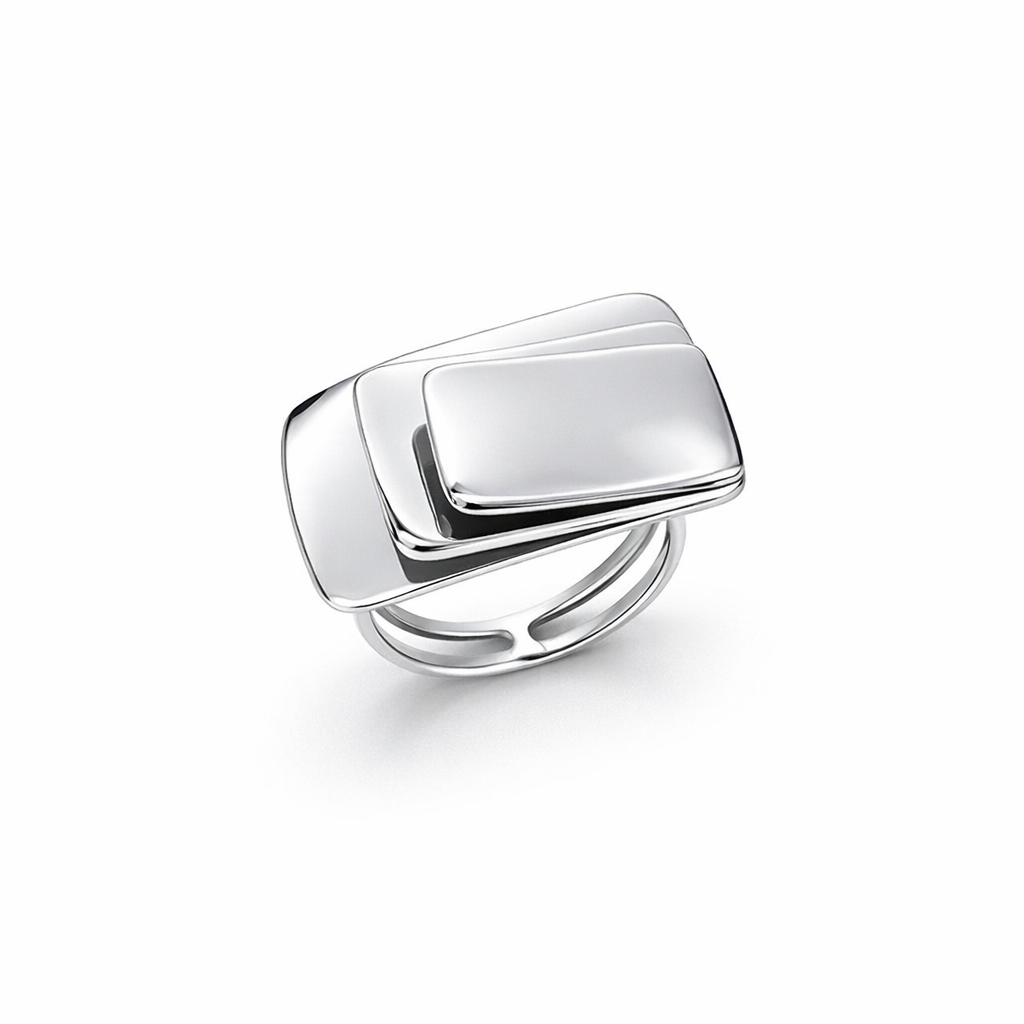 Anel prateado com três placas retangulares sobrepostas e brilhantes