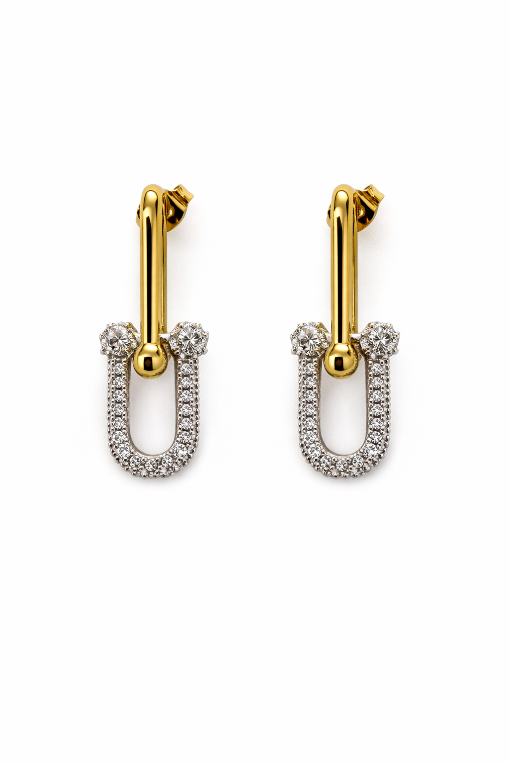 Brincos dourados com pedras brilhantes em forma de U