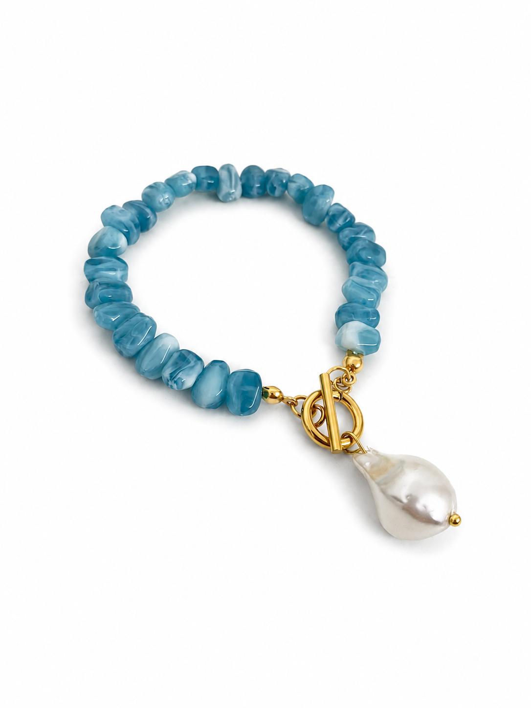 Pulseira de pedras azuis com fecho dourado e pendente de pérola branca