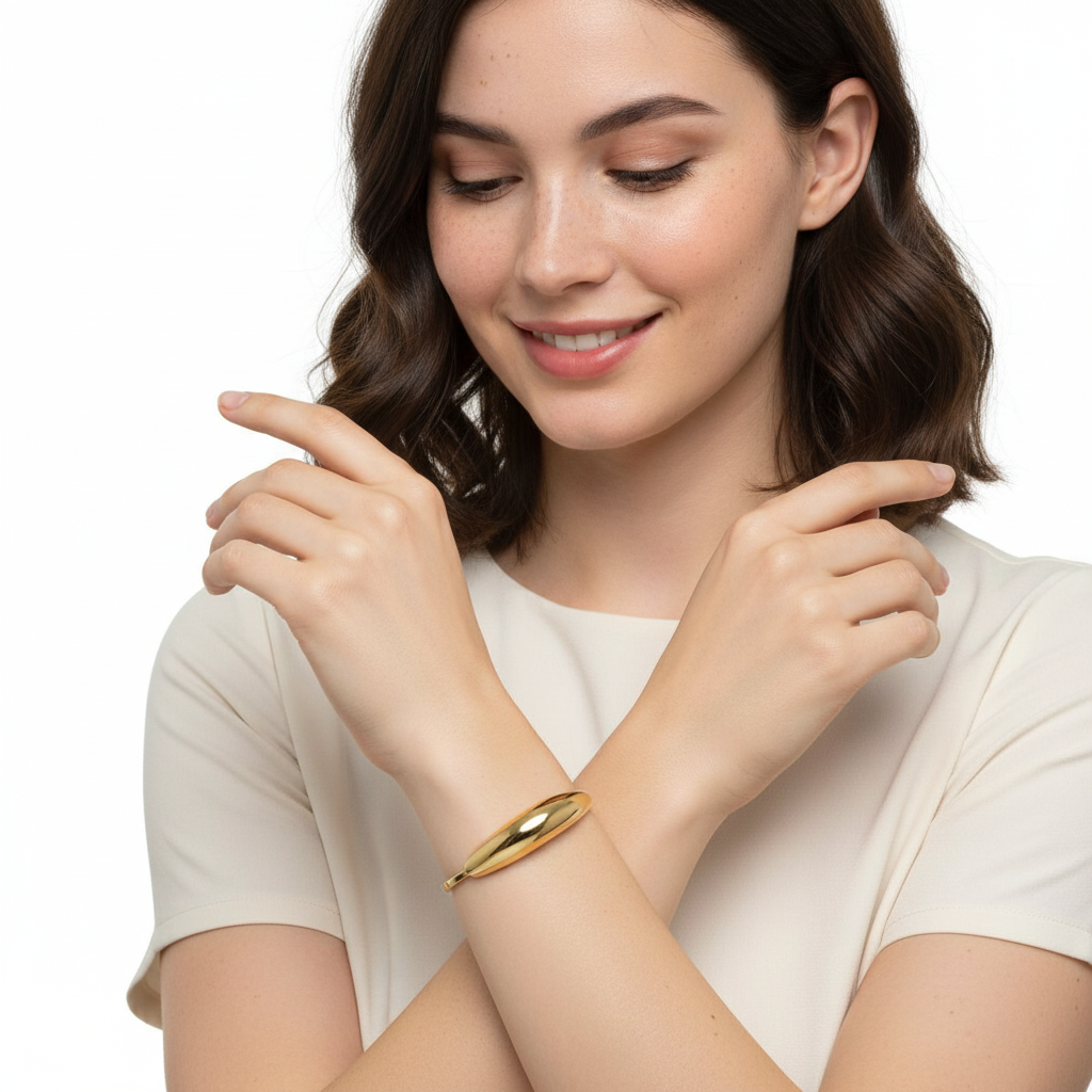 Mulher com pulseira dourada lisa em fundo branco