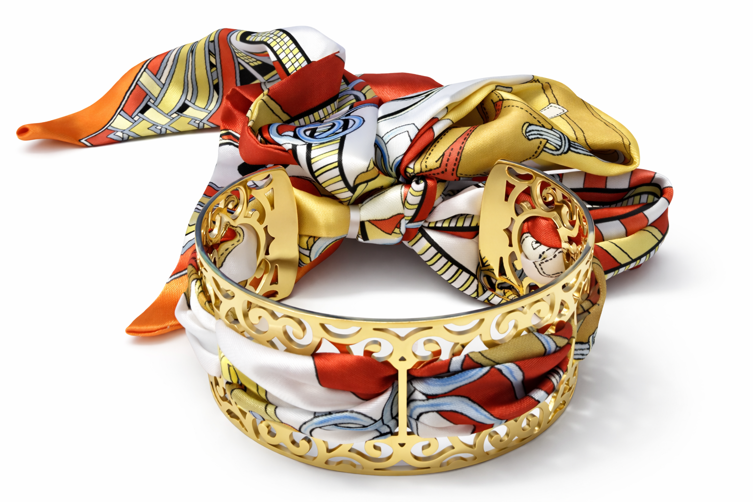 Pulseira dourada com lenço colorido com padrões geométricos