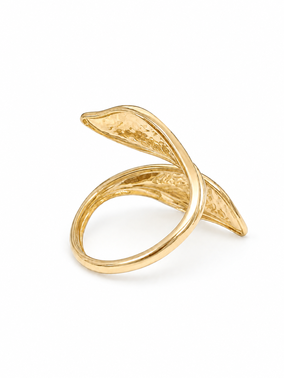 Anel dourado com design moderno e acabamento martelado