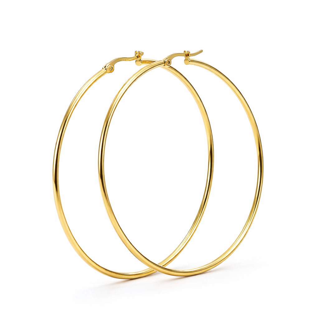 Brincos de argola dourados grandes em fundo branco