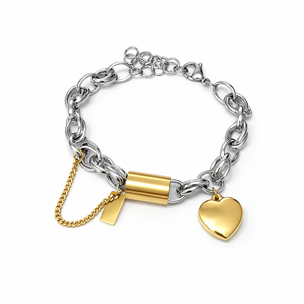 Pulseira de elos prateados com pingentes dourados em fundo branco