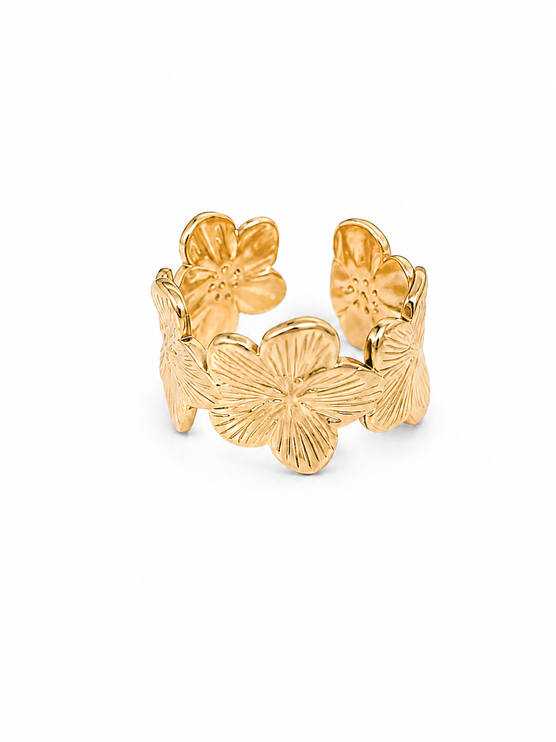 Anel dourado com flores em relevo e textura detalhada