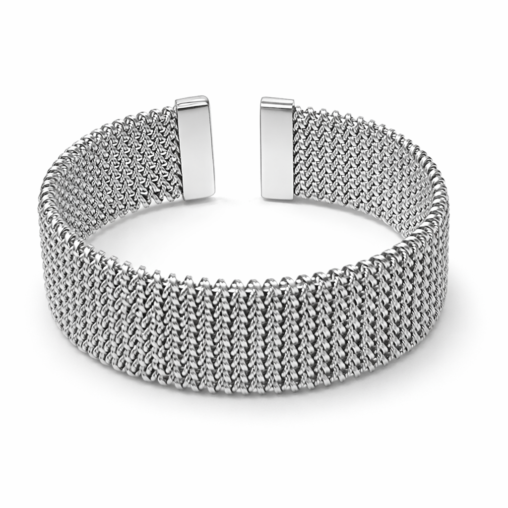 Pulseira aberta de malha metálica prateada com textura trançada