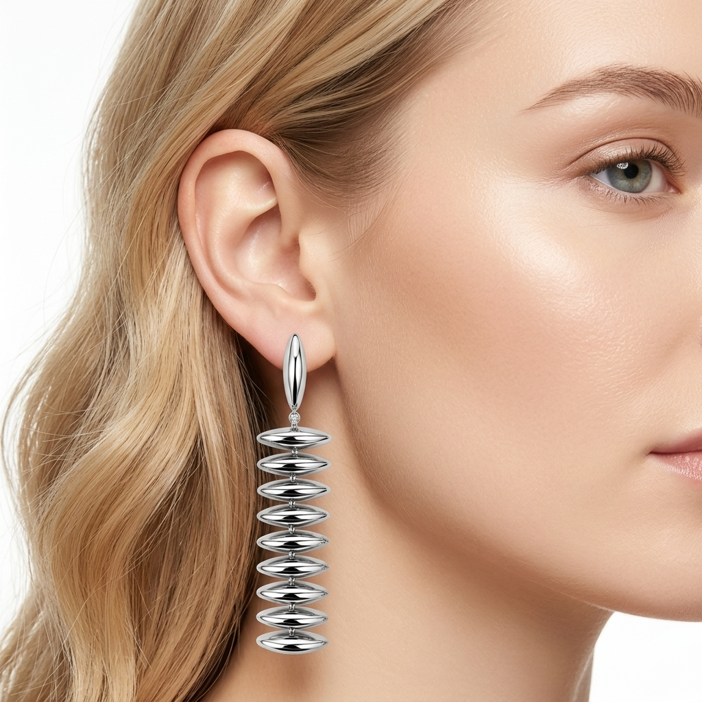 Brincos prateados longos com elipses empilhadas num modelo feminino