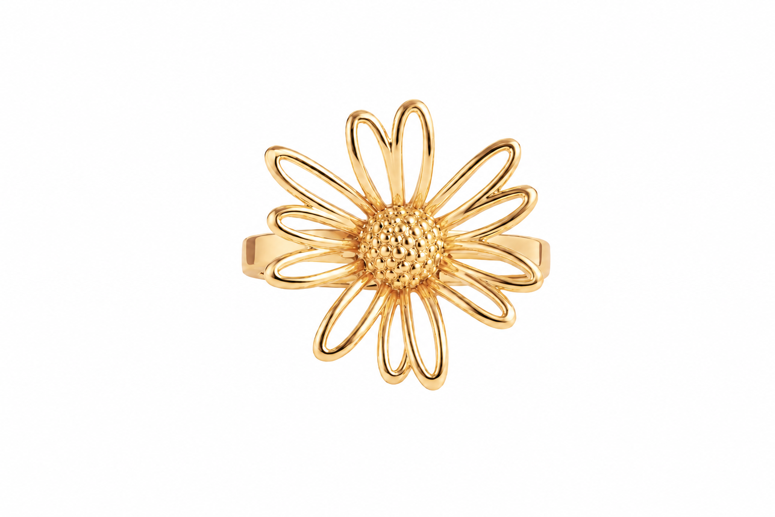 Anel dourado em forma de flor com textura no centro e pétalas estilizadas