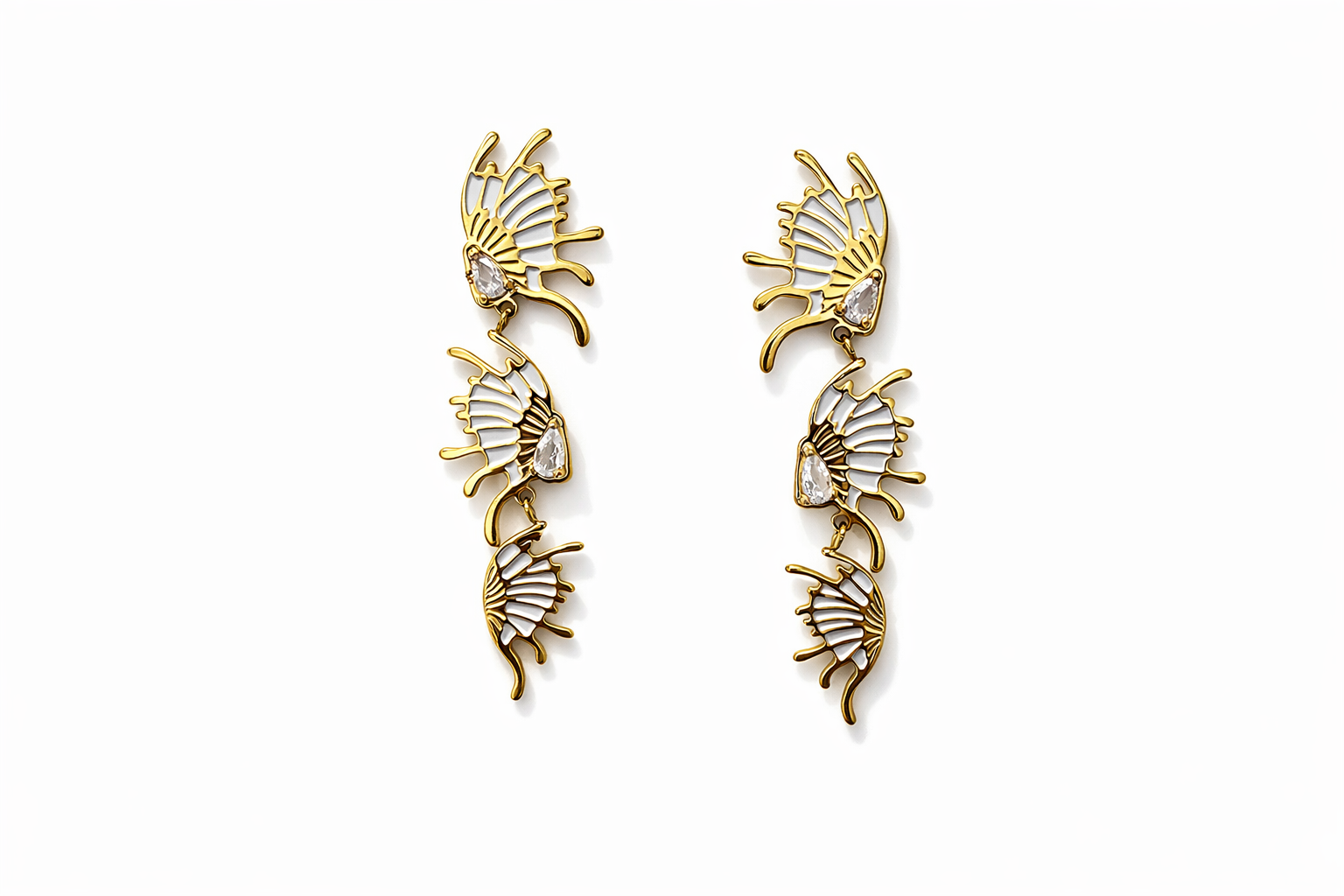 Brincos dourados pendentes com design de asas e pedras transparentes